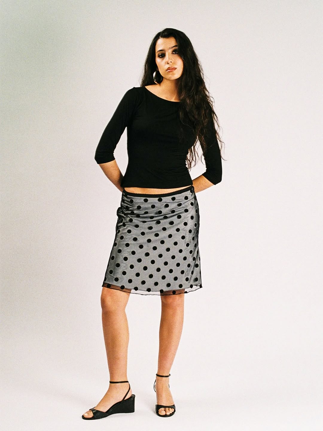 Falda de lunares con top negro - Futura Nostalgia