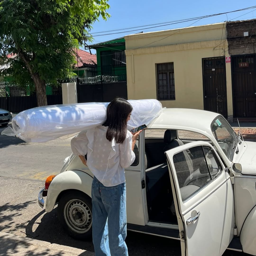 Auto blanco en la calle - Futura Nostalgia