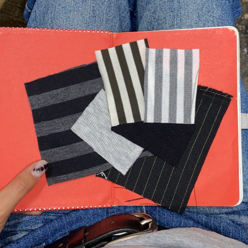 Muestras de telas sobre una libreta - Futura Nostalgia