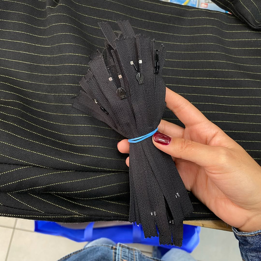 Cierres y telas en el taller - Futura Nostalgia