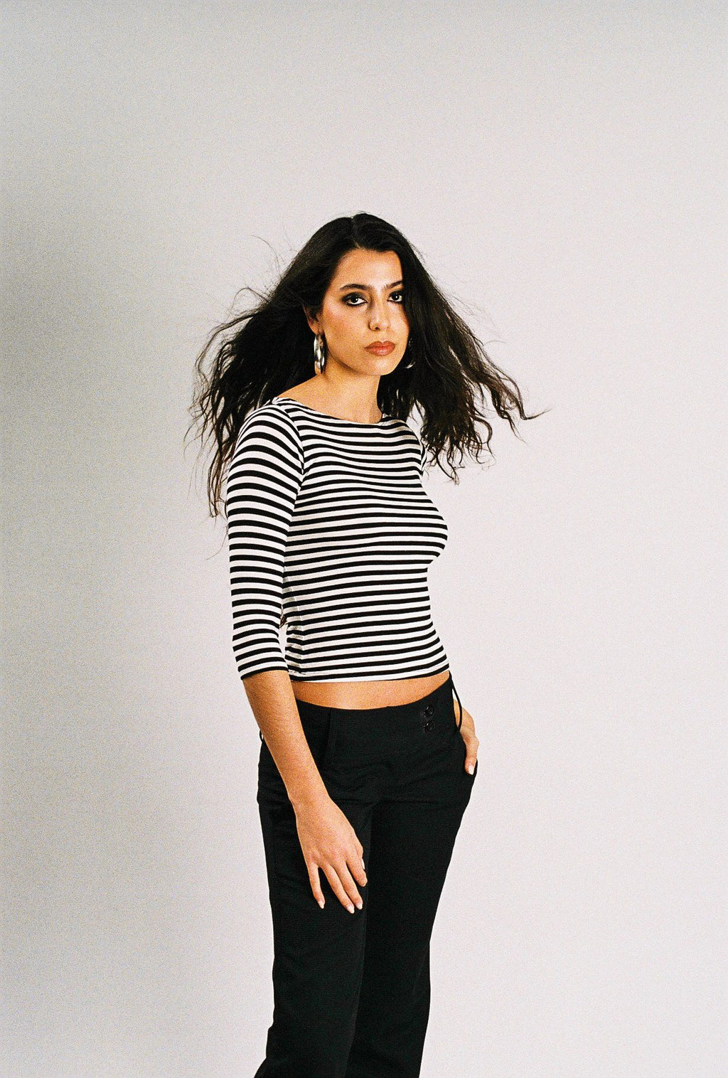Polera Marinera de rayas blanco y negro con pantalón negro. Foto 3 de 5