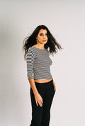 Polera Marinera de rayas blanco y negro con pantalón negro. Foto 3 de 5