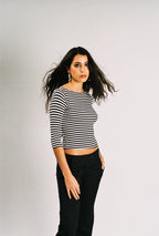 Polera Marinera de rayas blanco y negro con pantalón negro. Foto 3 de 5