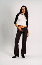 Set Ciruela, polera blanca de mangas negras y pantalón ciruela. Foto 1 de 7