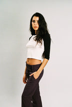 Set Ciruela, polera blanca de mangas negras y pantalón ciruela. Foto 2 de 7