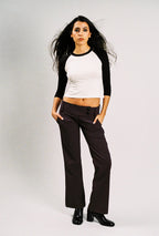 Set Ciruela, polera blanca de mangas negras y pantalón ciruela. Foto 3 de 7