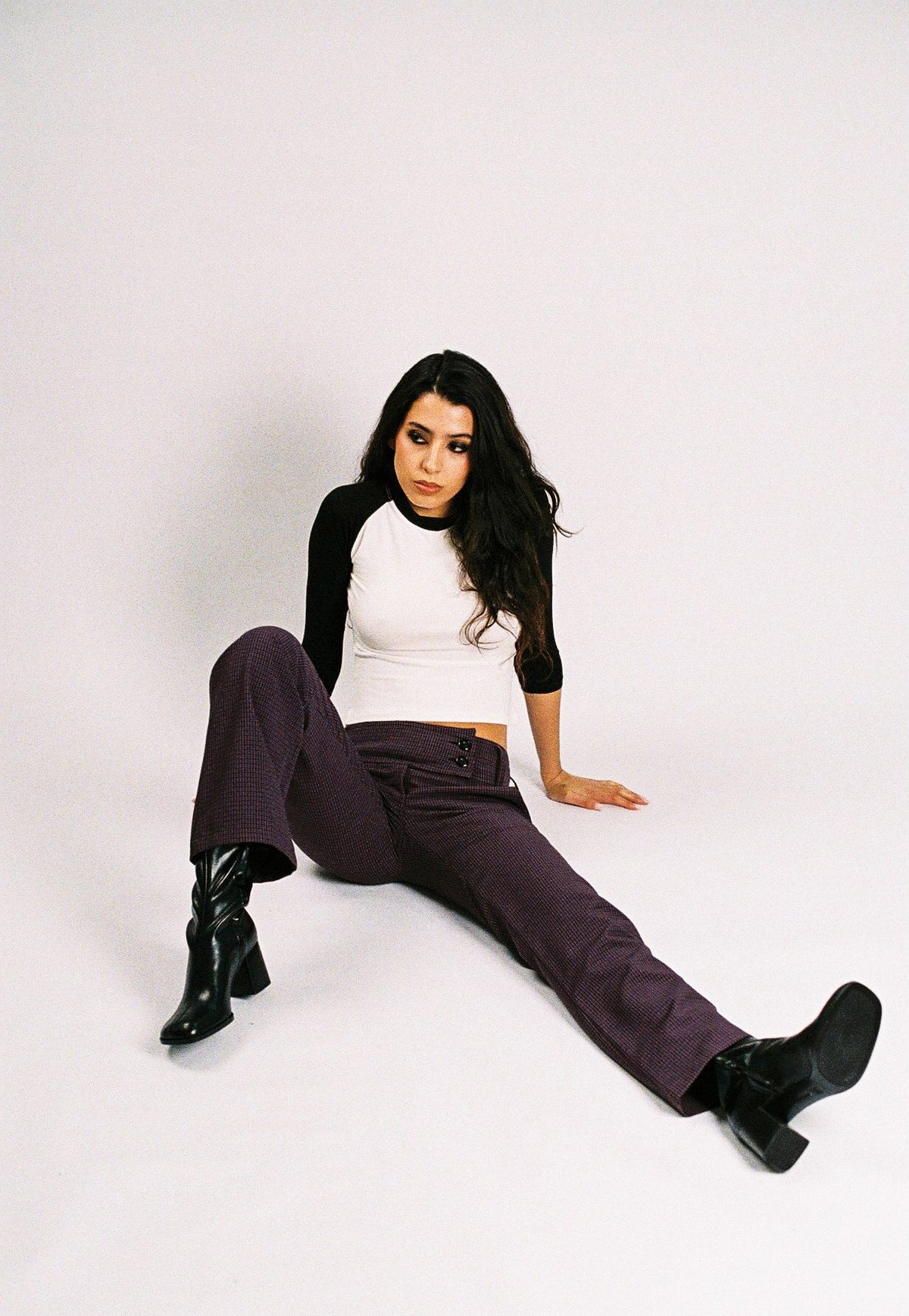 Set Ciruela, polera blanca de mangas negras y pantalón ciruela. Foto 4 de 7
