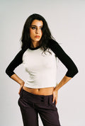 Set Ciruela, polera blanca de mangas negras y pantalón ciruela. Foto 7 de 7
