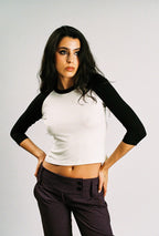 Set Ciruela, polera blanca de mangas negras y pantalón ciruela. Foto 7 de 7